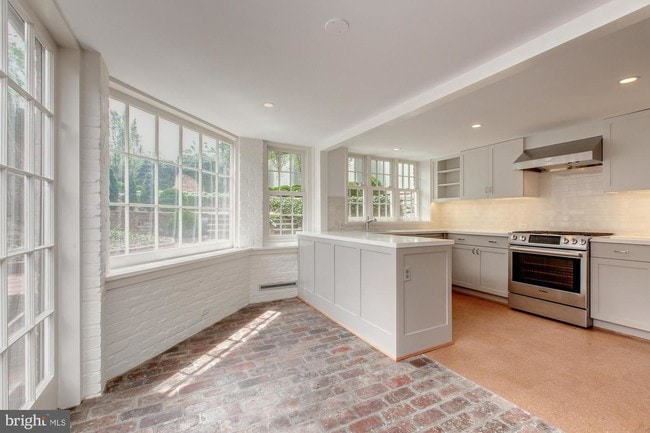 Building Photo - 1228 30th St NW