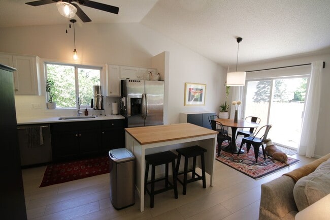 Building Photo - Spacious 5-bedroom, 3-bathroom modern home...
