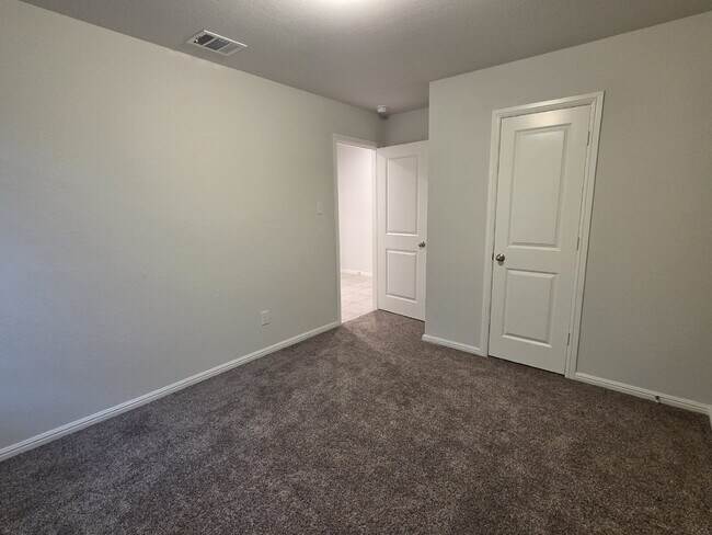 Building Photo - 3128 Winoak Dr