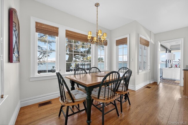 Building Photo - 336 Centre Island Rd