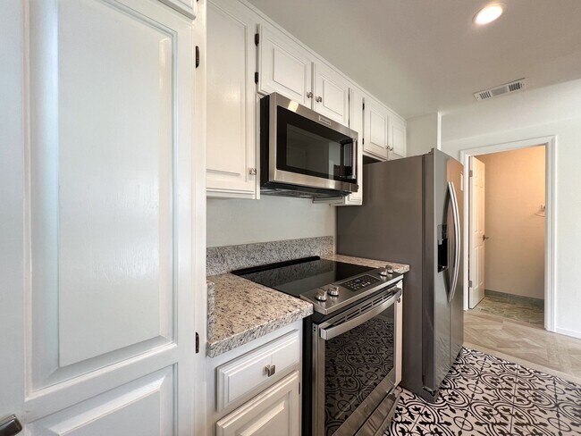 Building Photo - Beautifully Remodeled St. Helena Townhome with Pool Access & 2-Car Garage