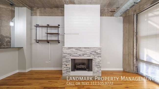 Building Photo - 1069 W 14th Pl