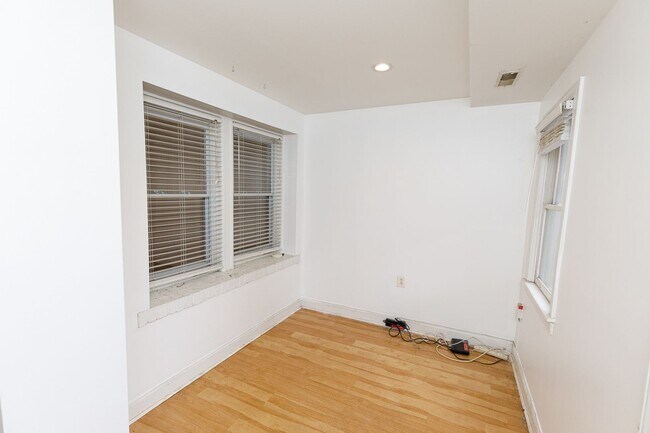 Building Photo - Conveniently Located 1 Bedroom Plus Den in Brookland