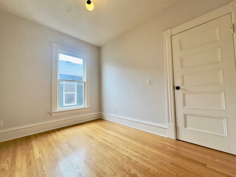 Building Photo - 716 37th St