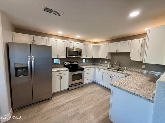 Building Photo - 9555 E Raintree Dr