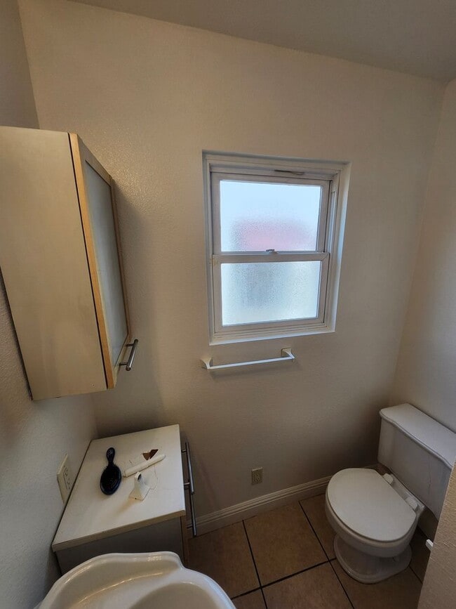 Building Photo - Charming Colonial-Style 2-Bedroom Home in ...