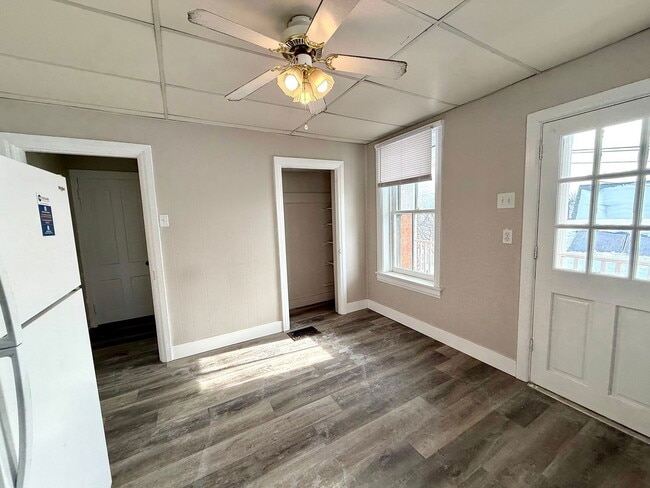 Building Photo - 528 Market St