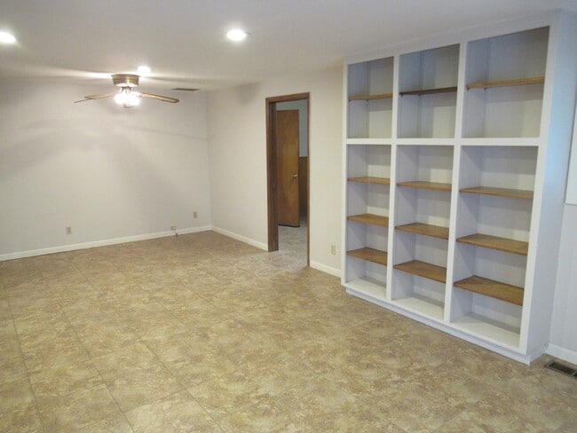 Building Photo - Four Bedroom Home in the Hills of South Salem