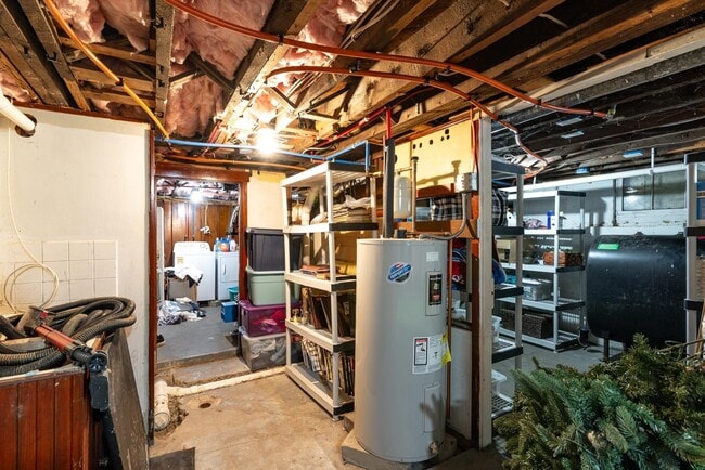 Building Photo - 107 Mt Vernon St