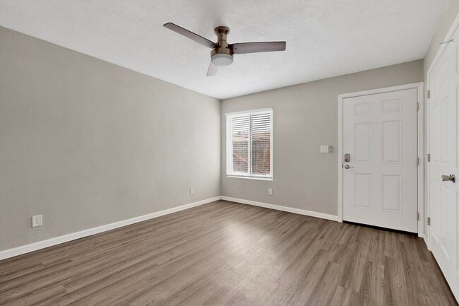 Building Photo - 1812 Buena Vista Dr SE