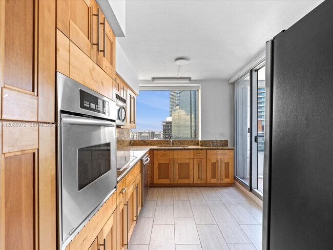 Building Photo - 1541 Brickell Ave
