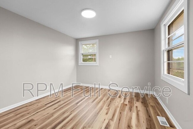 Building Photo - 895a W Sharpe Ave