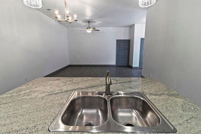 Building Photo - 3 Bed 2 Bath Townhome!