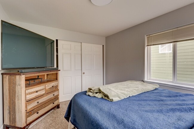 Building Photo - Recently Updated 3 Bedroom and 3 Bath Town...