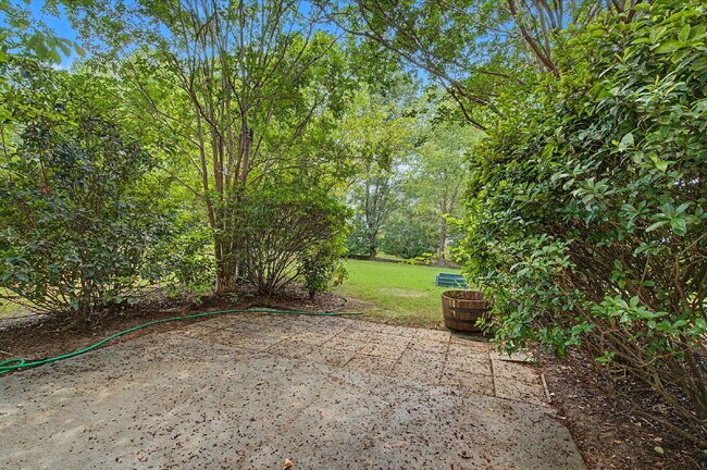 Building Photo - Townhome in Desirable Hedingham Community