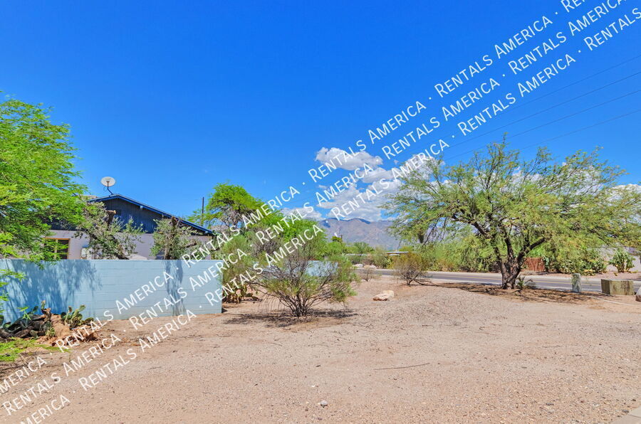 Building Photo - 3733 N Mountain Ave