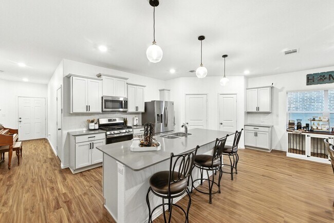 Building Photo - 3/BR 2/BA Home with Modern Touches and Coz...