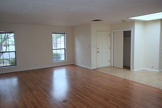 Building Photo - 6008 Quemado Dr NE