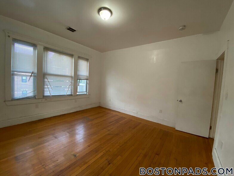Building Photo - 26 Schuyler St