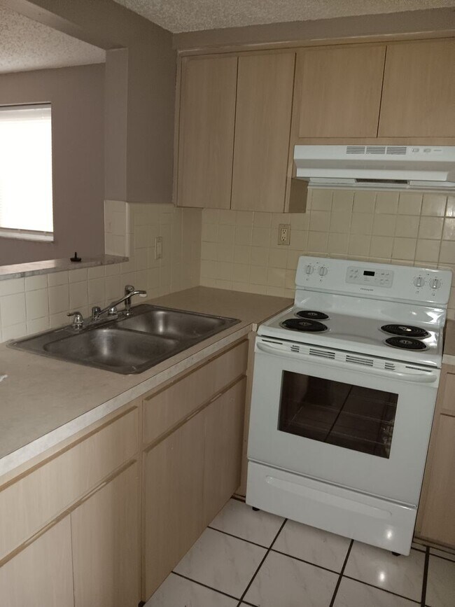 Building Photo - 2/1 Apartment in New Port Richey