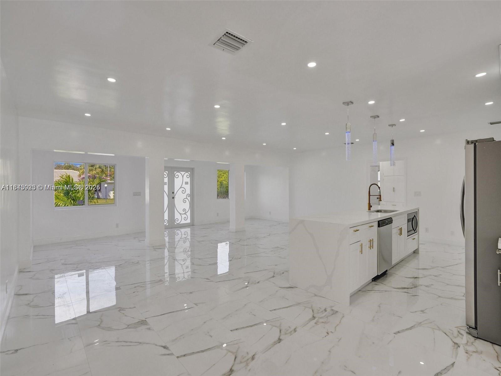 Building Photo - 11011 NE 9th Ct