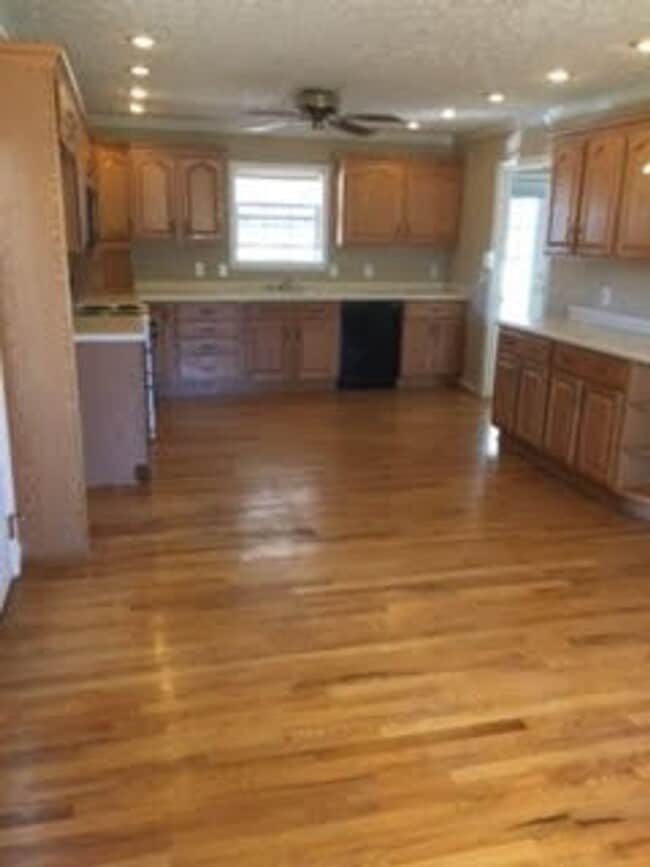 Building Photo - 3 Bed, 2 Bath home with Shop & 3 acres!