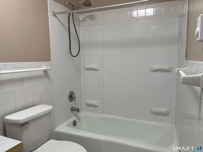 Building Photo - 105 Horse Pond Rd