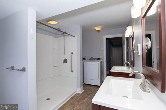 Building Photo - 106 S Maple Ave