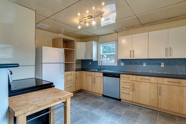 Building Photo - 7316 SE 68th Ave