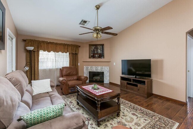Building Photo - Affordable One of a Kind Furnished 2 Bed 2...