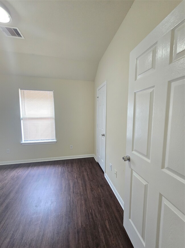 Building Photo - 2112 Davis St