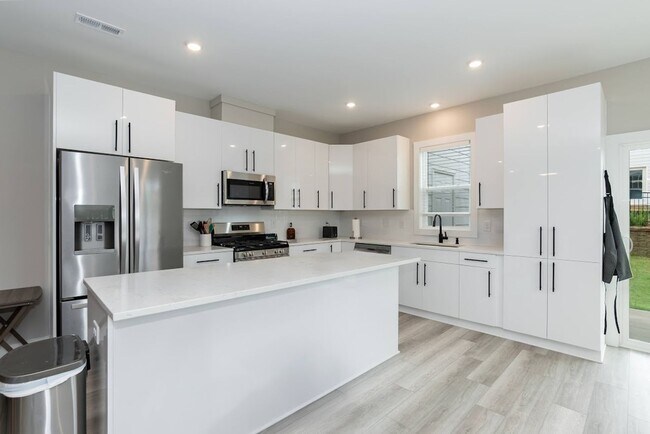 Building Photo - Brand New Townhome in Durham!