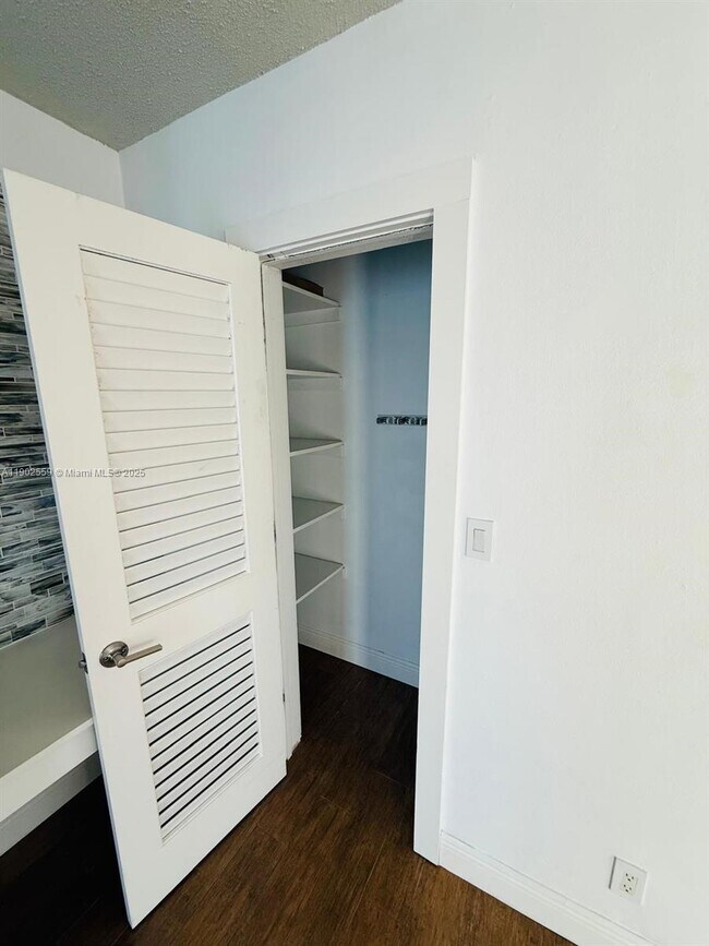 Building Photo - 1650 N Riverside Dr