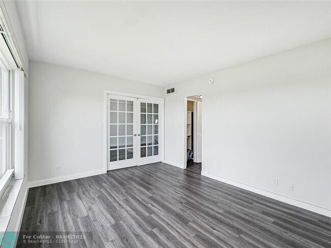 Building Photo - 2950 N Palm Aire Dr
