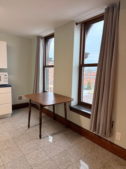 Building Photo - 215 6th St