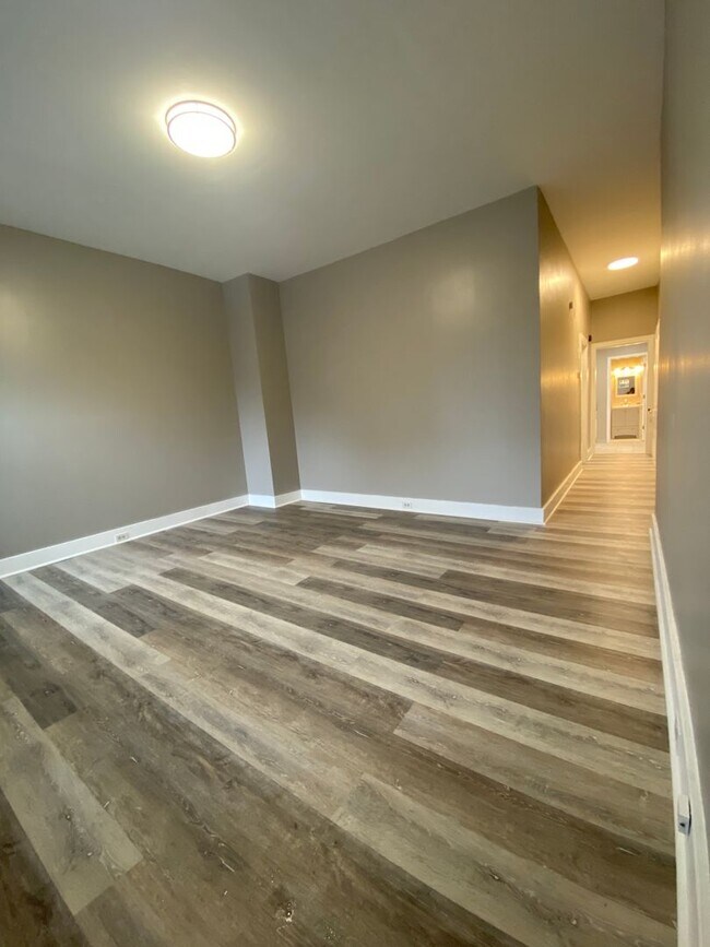 Building Photo - Remodeled one bedroom apartment