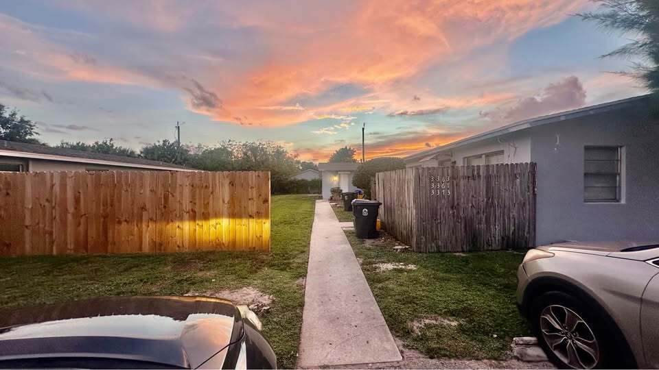 Building Photo - 3373 Hi St