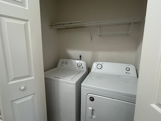 Building Photo - Amazing updated 2 bedroom 2.5 bathroom townhouse in NW Greensboro Keswick Place. Lawn care included.