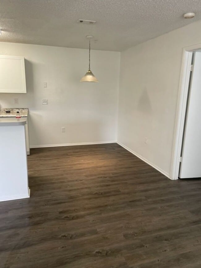 Building Photo - Landing - 633-107