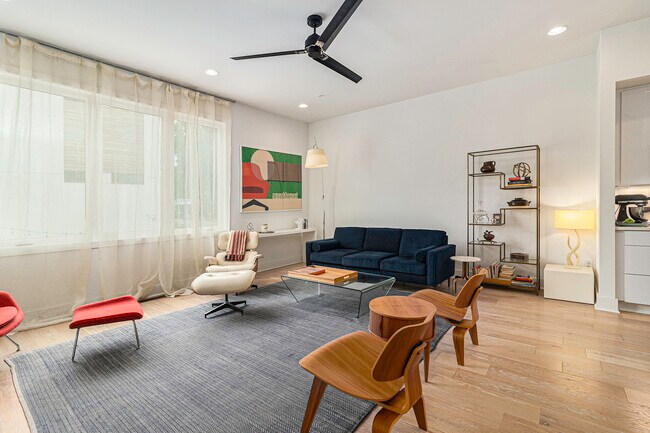 Building Photo - 2424 Memorial Dr SE