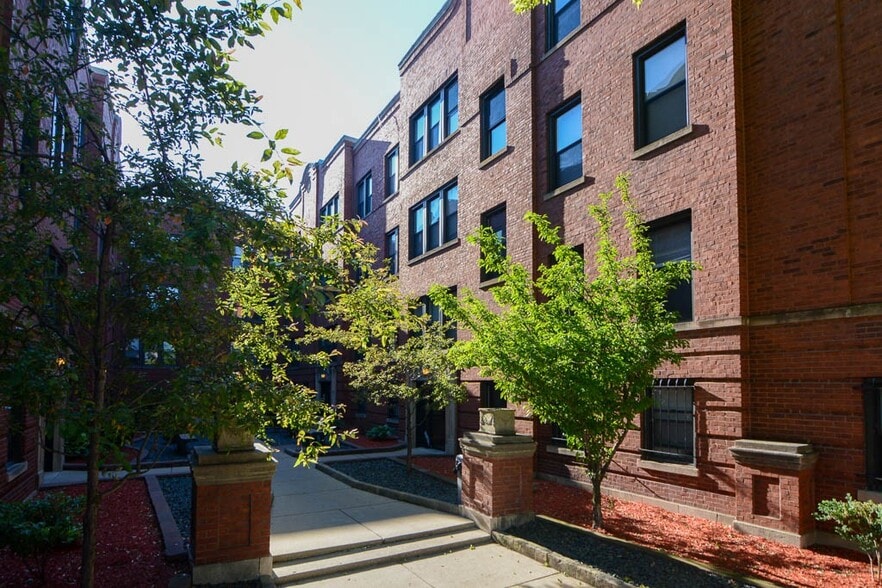 Primary Photo - 3530 N Racine Ave