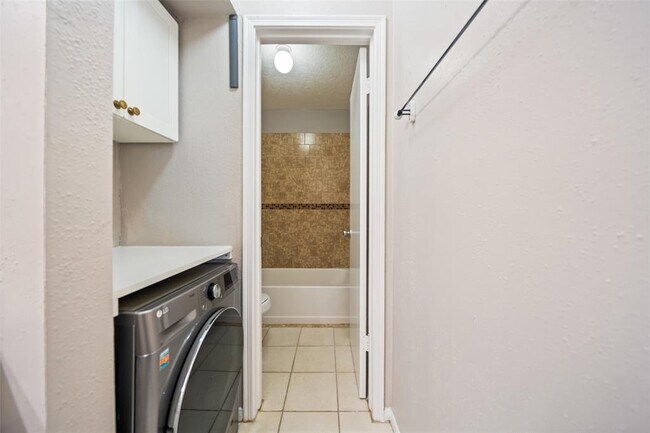 Building Photo - 5711 Sugar Hill Dr