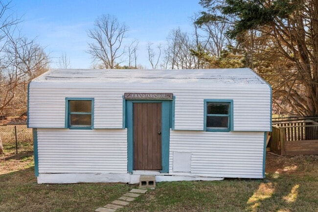 Building Photo - Welcome to this Comfortable, Charming & Outdoor Living, Single-Level Home