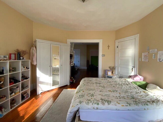 Building Photo - 64 Willow St