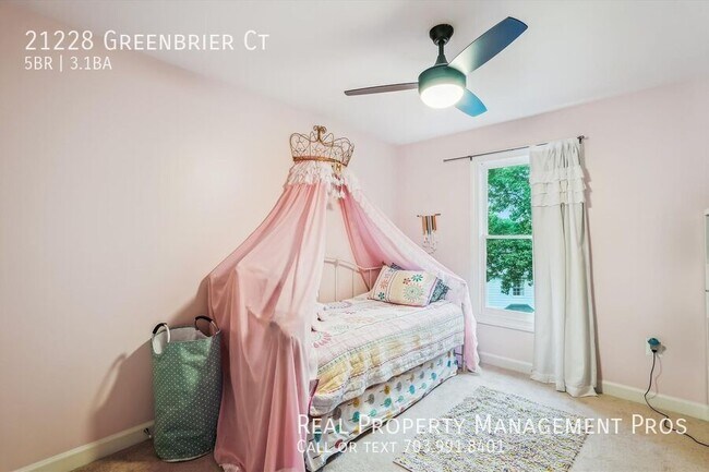 Building Photo - 21228 Greenbrier Ct