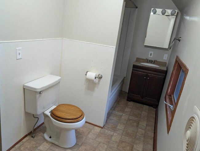 Building Photo - 206 Oak St