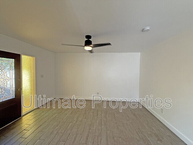 Building Photo - 1021 W Mission Ln