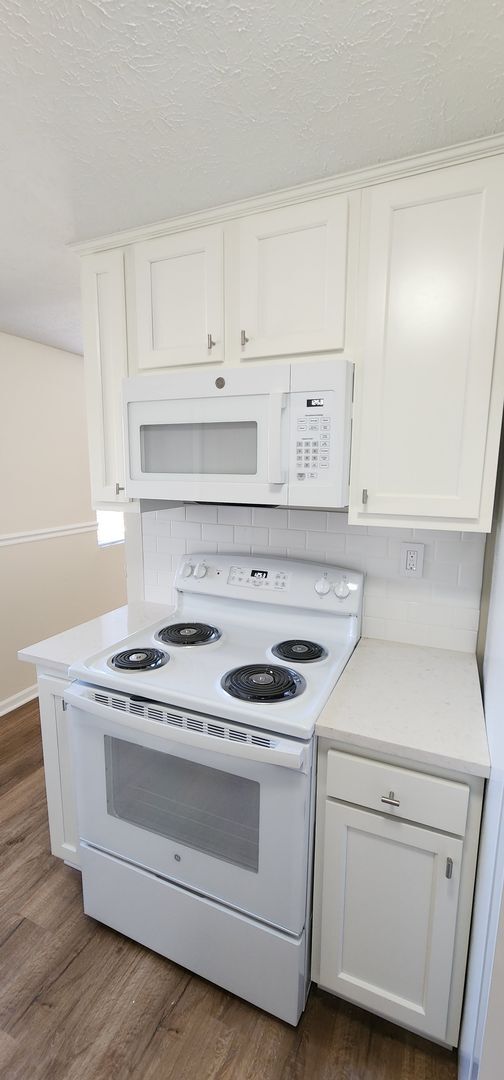 Building Photo - Oldham County Beauty!  Completely Renovated!  ALL NEWer Appliances!  ALL NEWer Flooring & Paint! ...