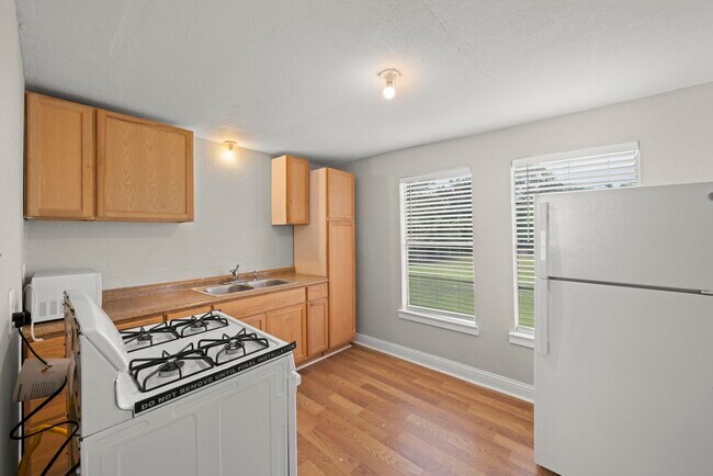Building Photo - 303 Linwood St
