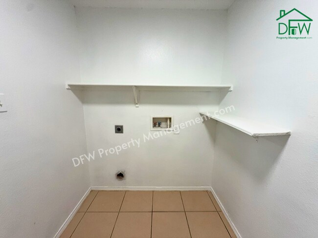 Building Photo - Spacious 4-Bedroom Home with Fireplace & Large Backyard in SW Fort Worth